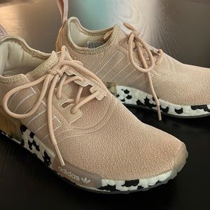 ADIDAS NMD R1 SHOES
Halo Blush / Cloud White / Core Black
6.5 (US Women's)